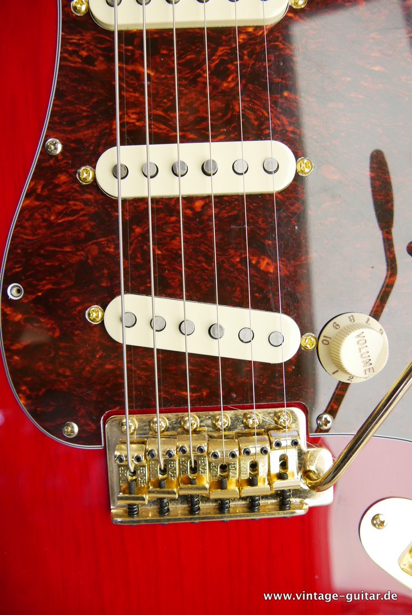 Fender_Stratocaster_Mexico_2013_Crimson_Red_transparent-014.JPG