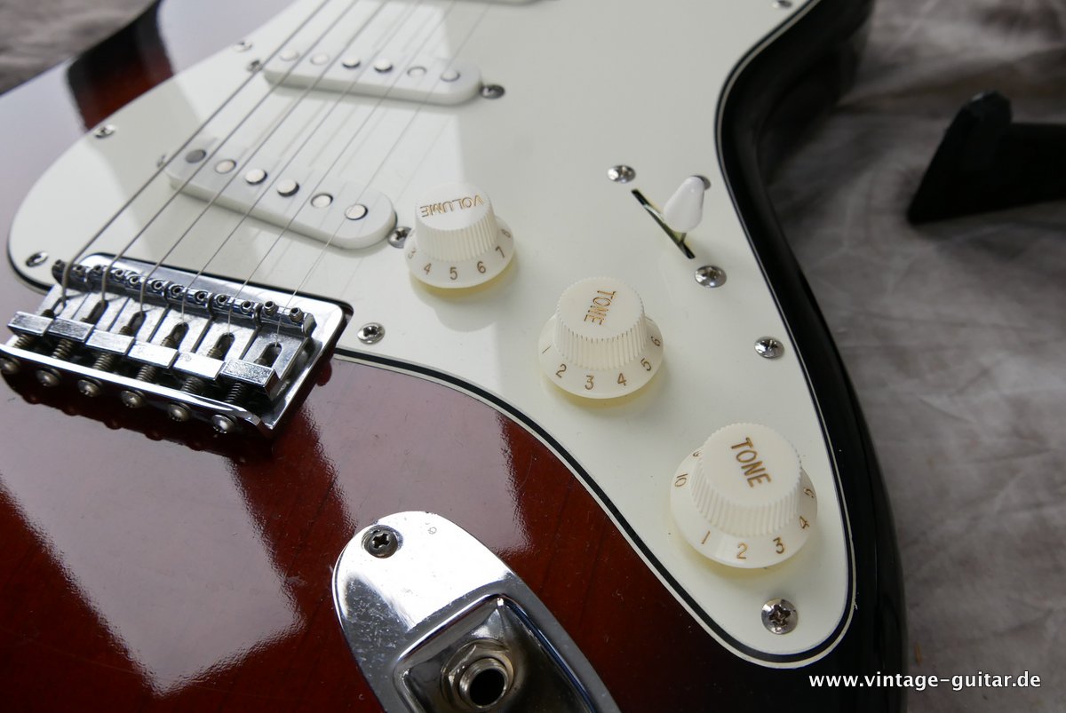 Fender-Stratocaster-1974-refinish-006.JPG