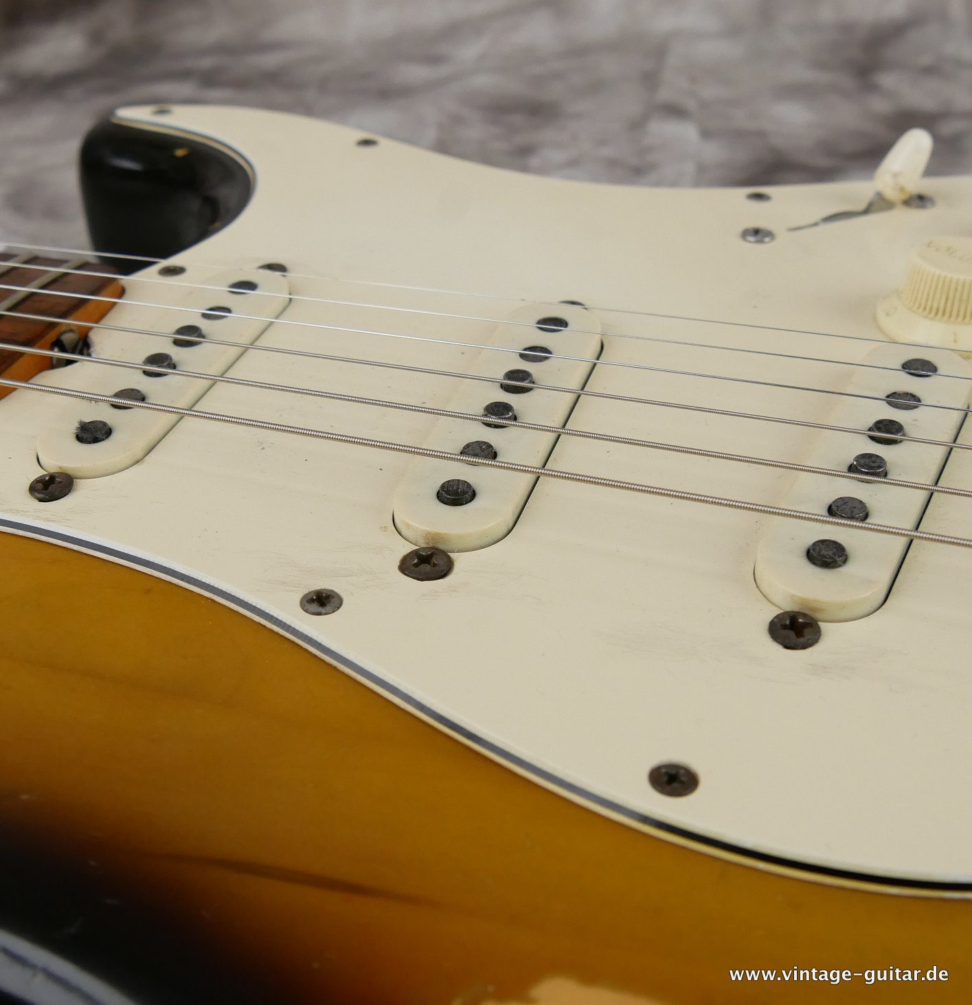 Fender-Stratocaster-1972-sunburst-4-hole-014.JPG