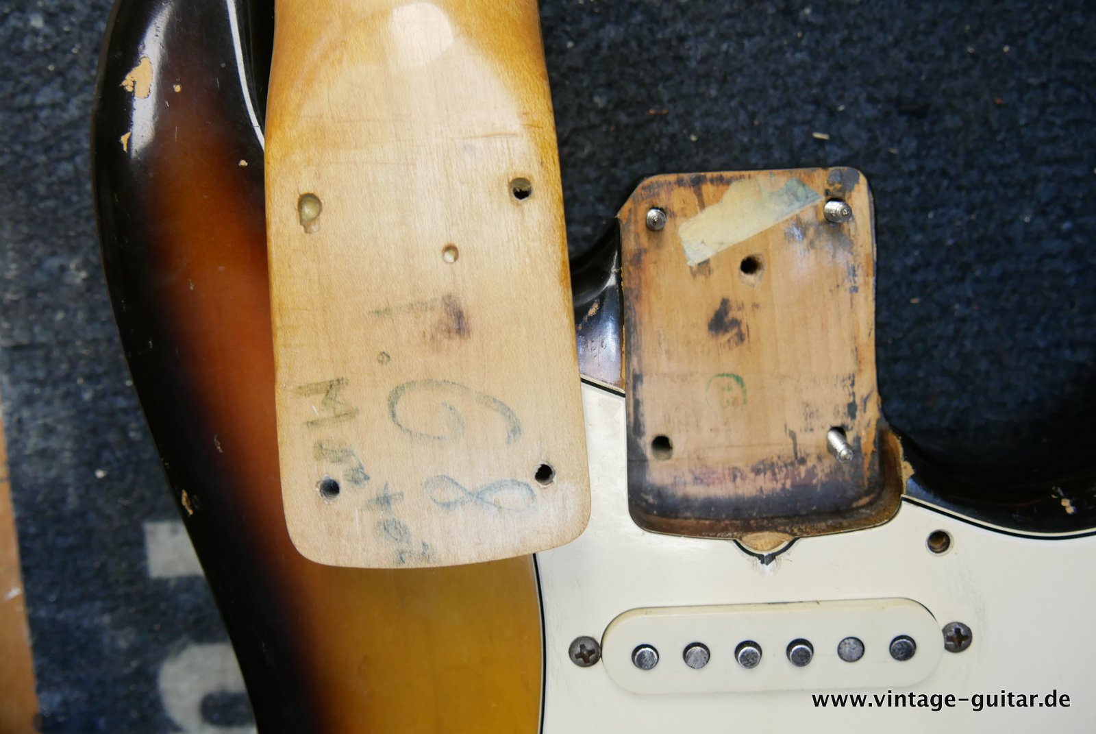 Fender-Stratocaster-1972-sunburst-4-hole-020.JPG