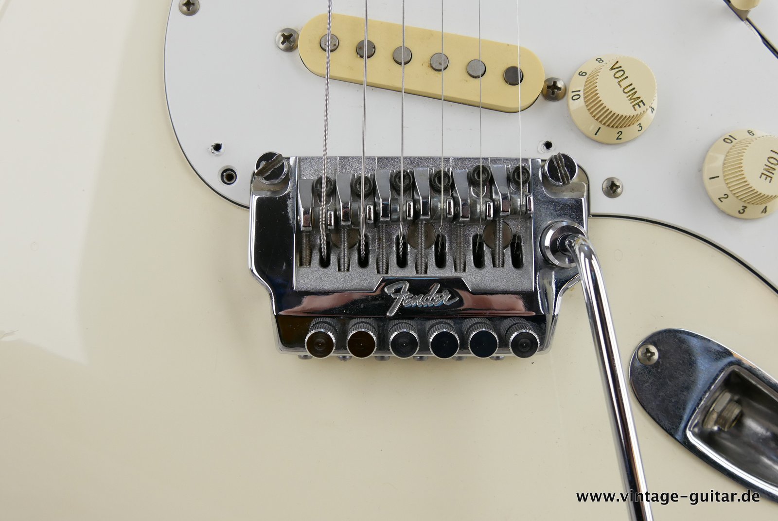 Fender-Stratocaster-MIJ-1985-Kahler-Tremolo-white-025.JPG