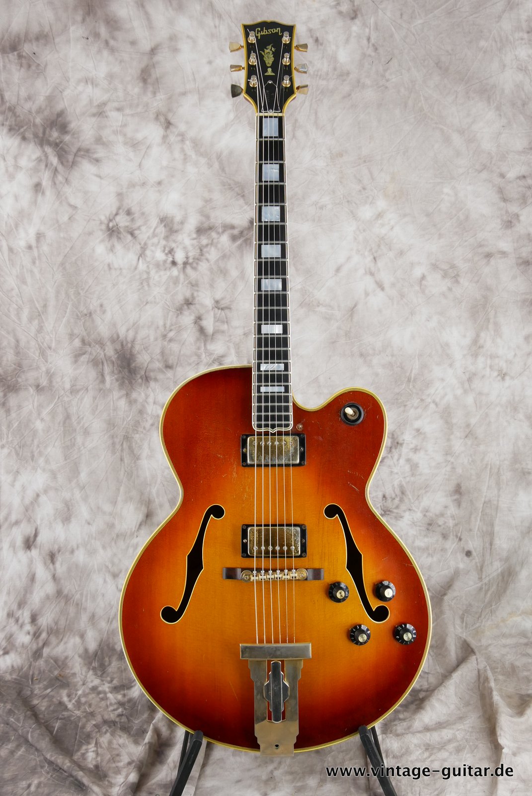 Gibson_L_5_CES_Custom_sunburst_1969-001.JPG
