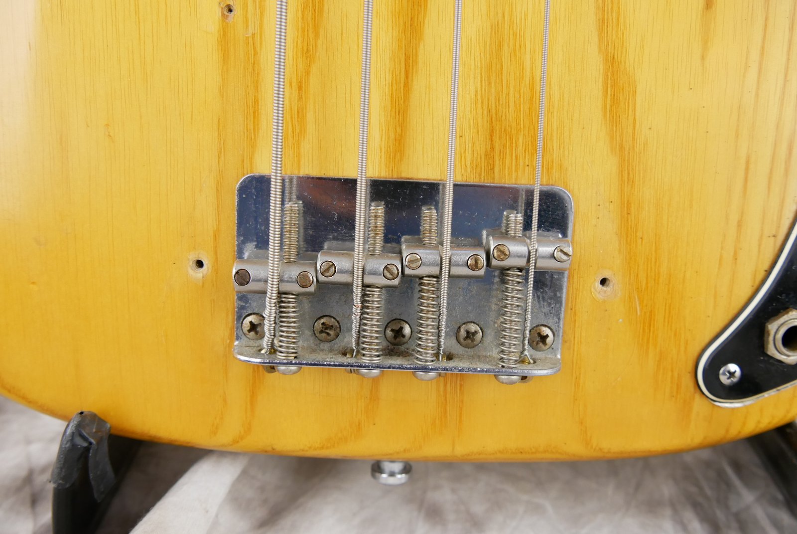 Fender-Precision-Bass-fretless-natural-1980-014.JPG