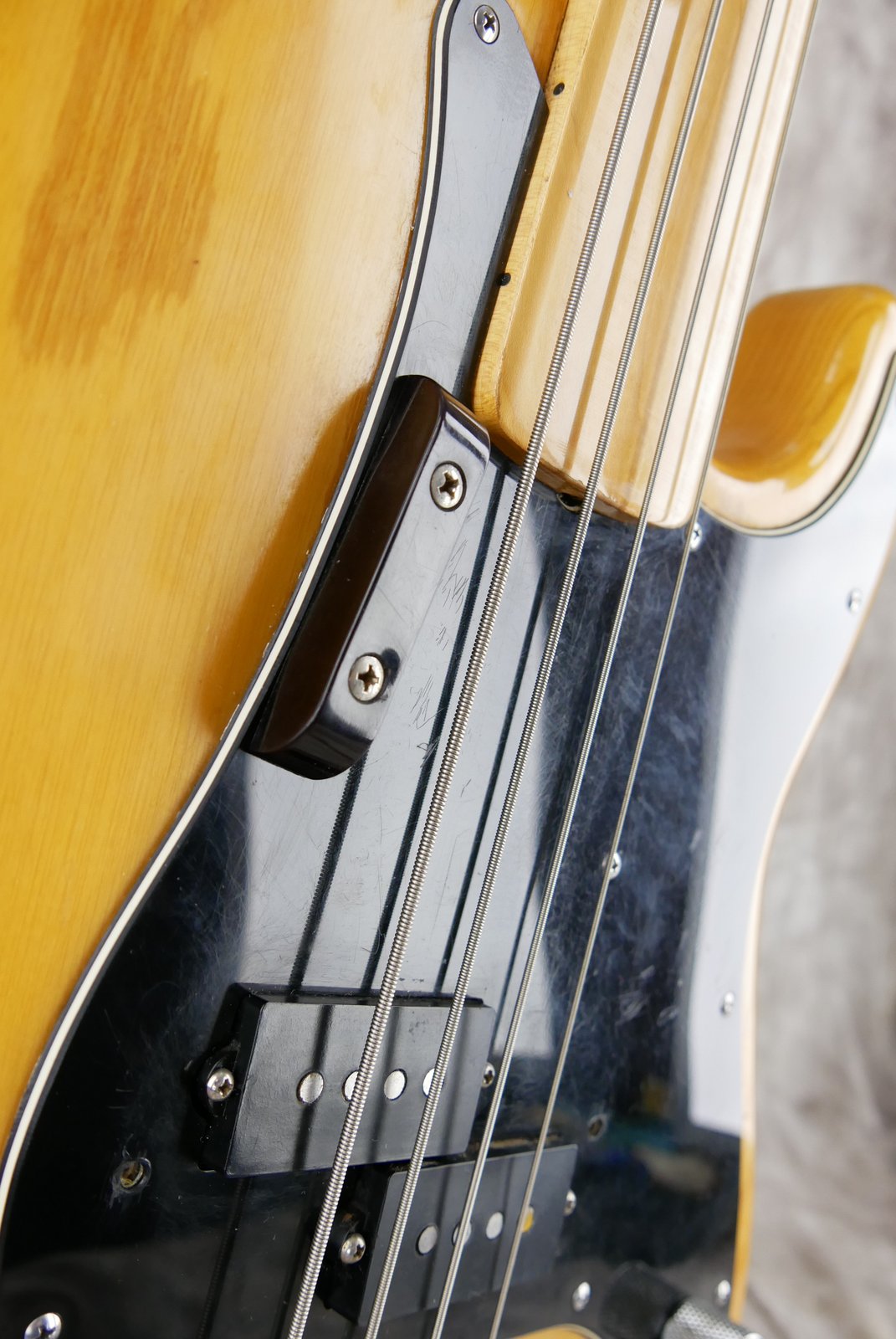 Fender-Precision-Bass-fretless-natural-1980-015.JPG