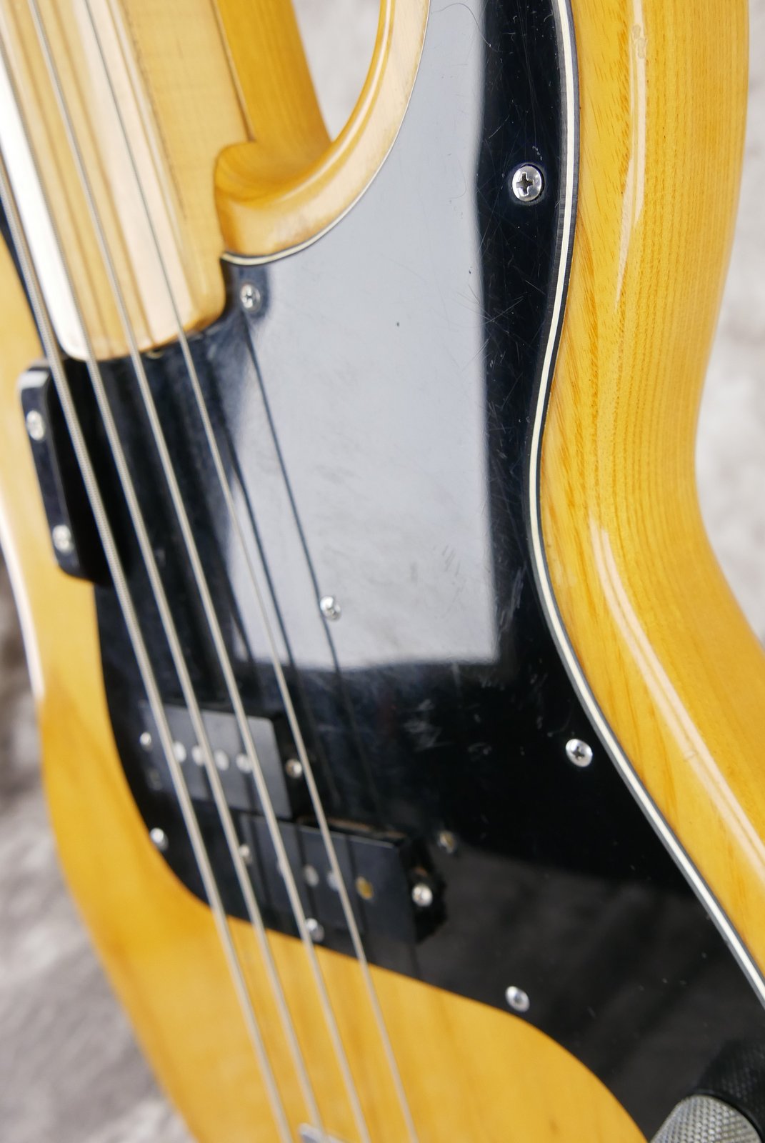 Fender-Precision-Bass-fretless-natural-1980-016.JPG