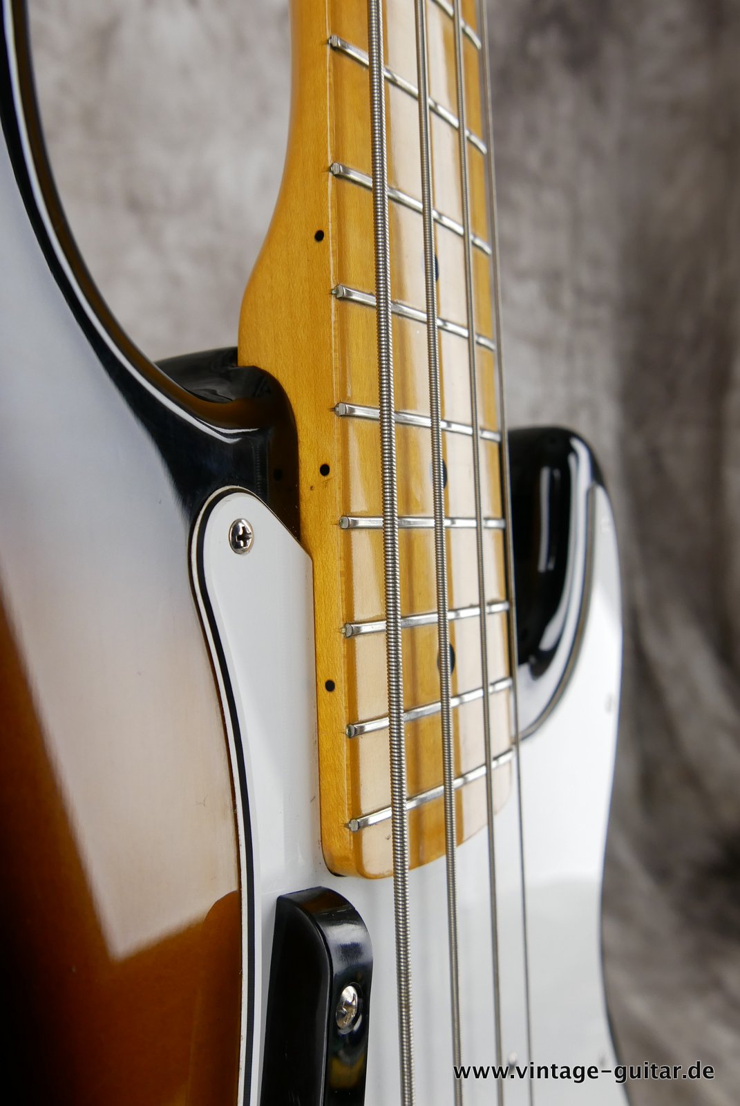 Fender-Squier-Precision-Bass-sunburst-1982-016.JPG
