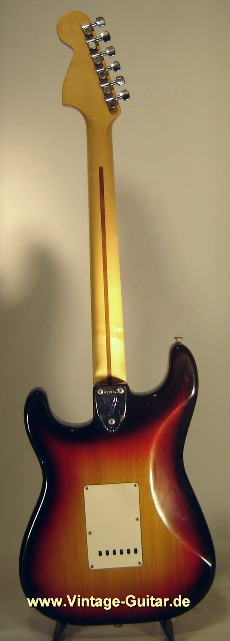 Fender-Stratocaster-1976-sunburst-black-white-2.jpg