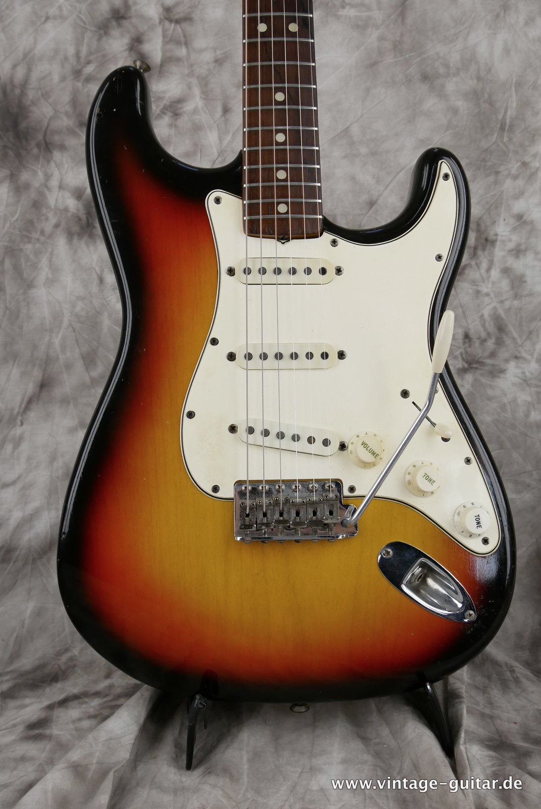 Fender-Stratocaster-1965-sunburst-002.JPG