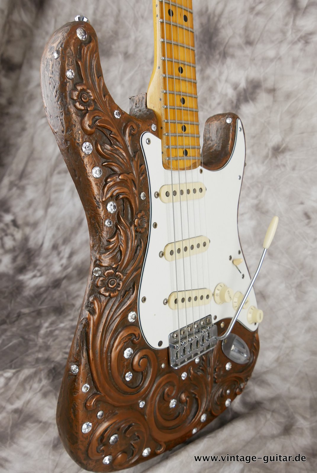 Fender_Stratocaster_Rhinestone_Jon_Douglas_1989-005.JPG