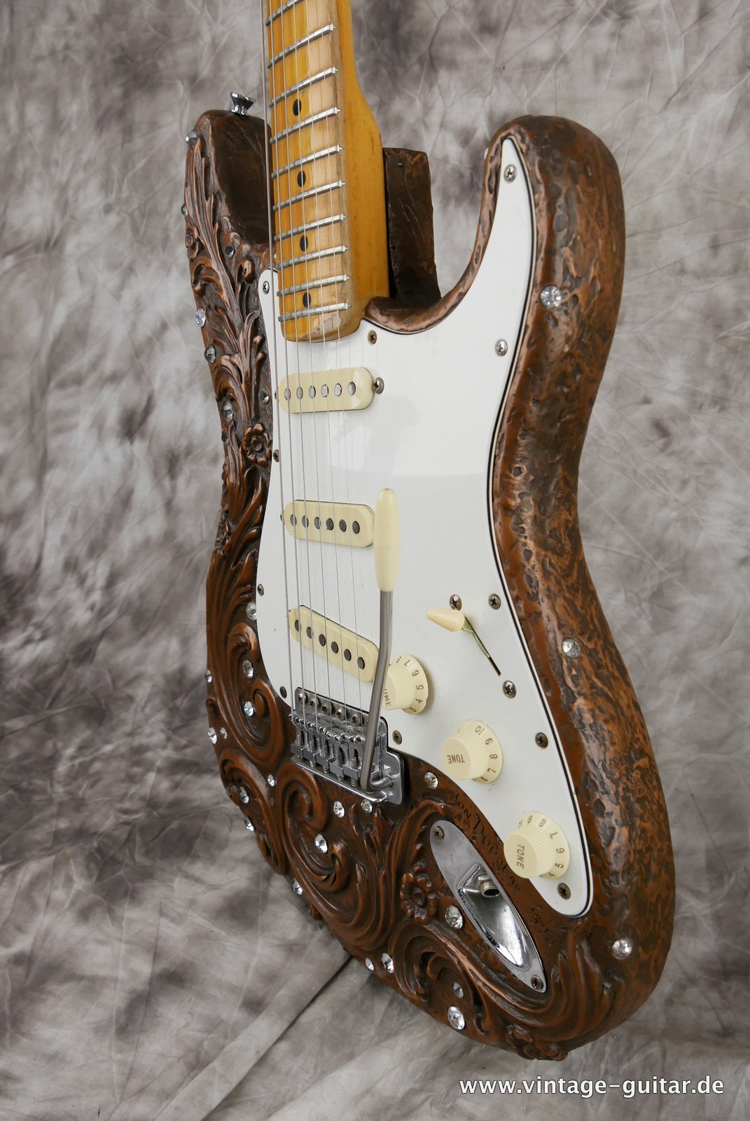 Fender_Stratocaster_Rhinestone_Jon_Douglas_1989-006.JPG