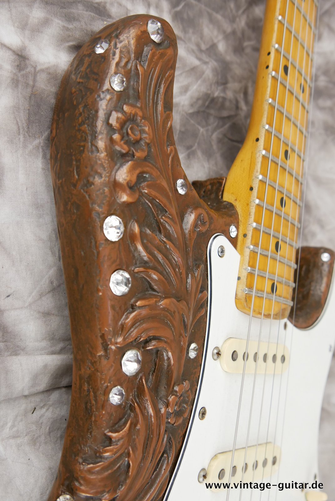 Fender_Stratocaster_Rhinestone_Jon_Douglas_1989-016.JPG