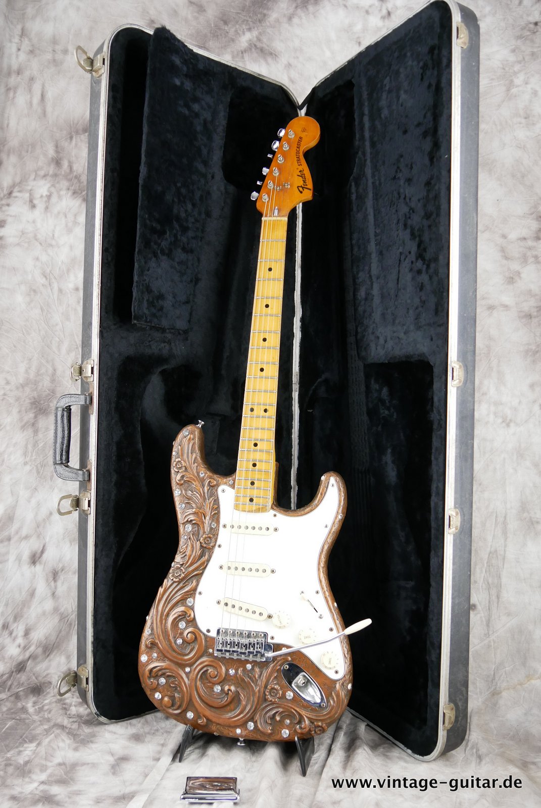 Fender_Stratocaster_Rhinestone_Jon_Douglas_1989-024.JPG