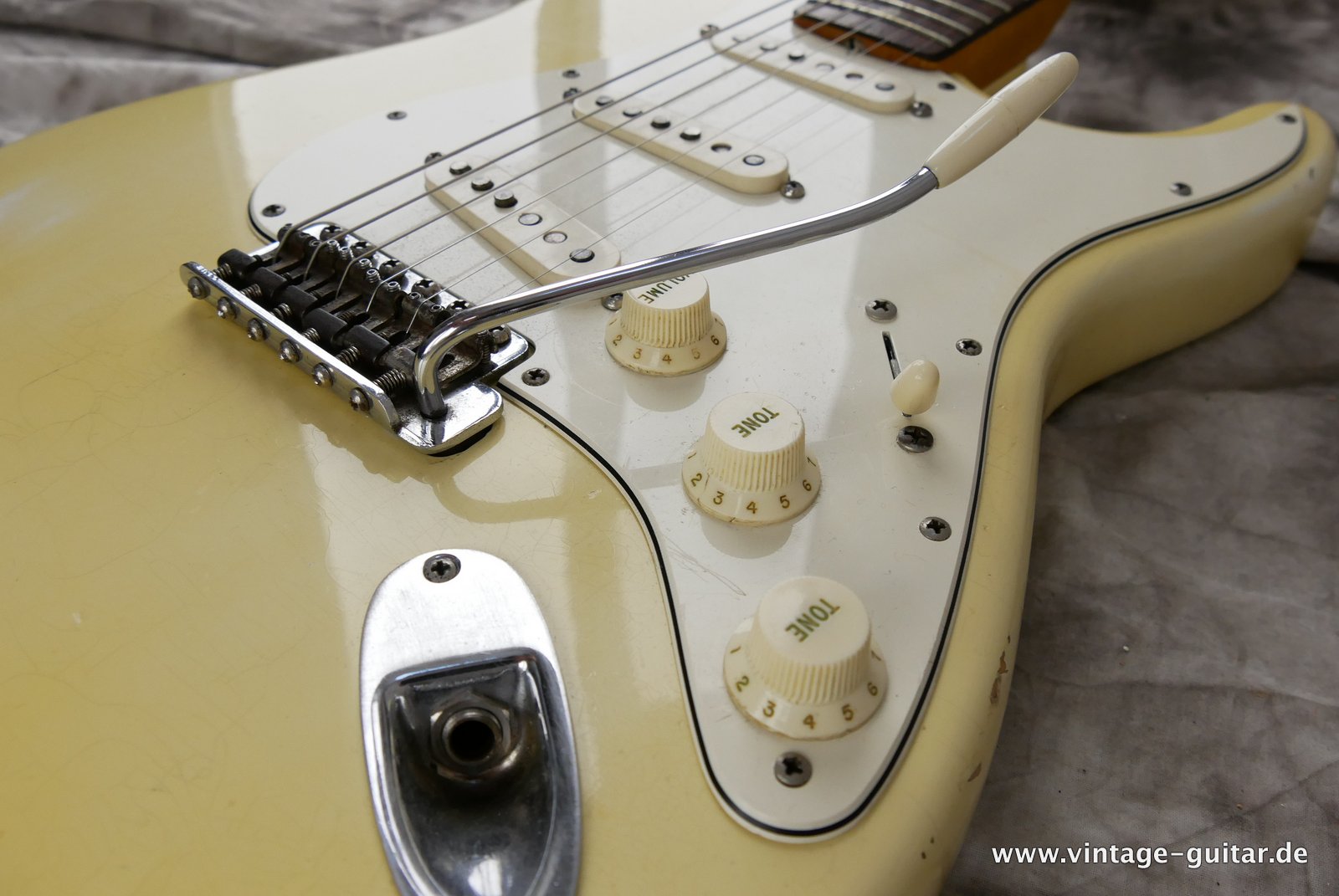Fender_Stratocaster_olympic_white_refinish_1966-015.JPG