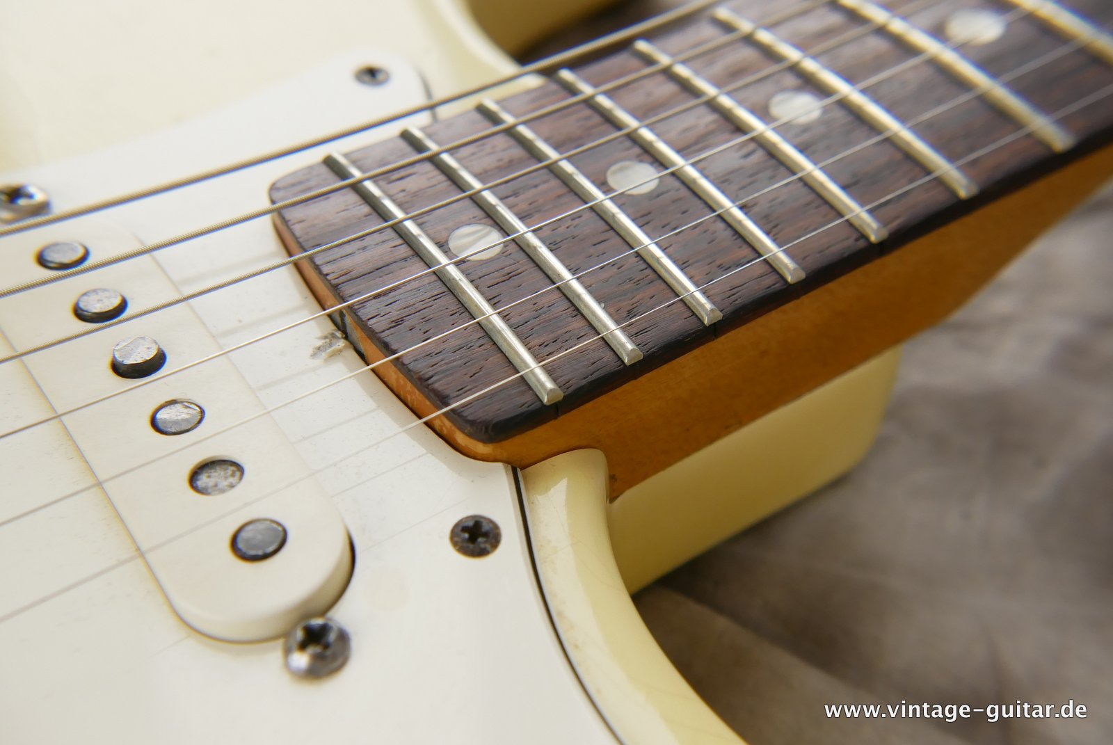 Fender_Stratocaster_olympic_white_refinish_1966-016.JPG
