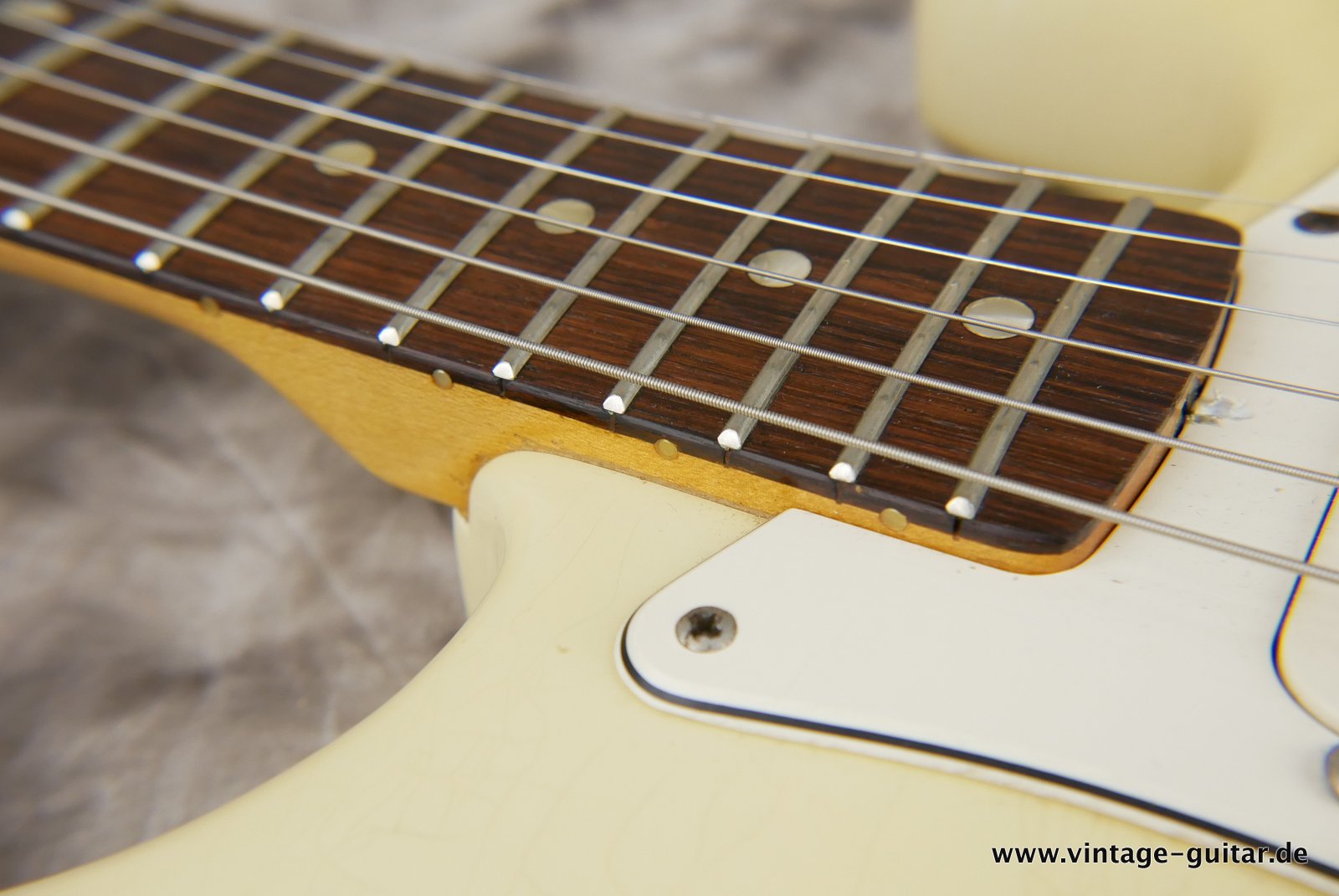 Fender_Stratocaster_olympic_white_refinish_1966-017.JPG