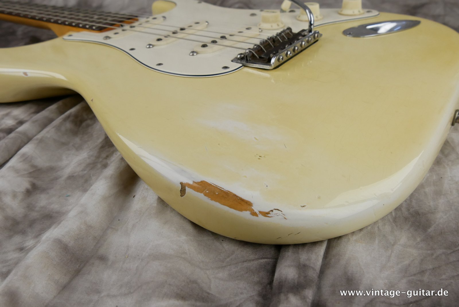 Fender_Stratocaster_olympic_white_refinish_1966-018.JPG