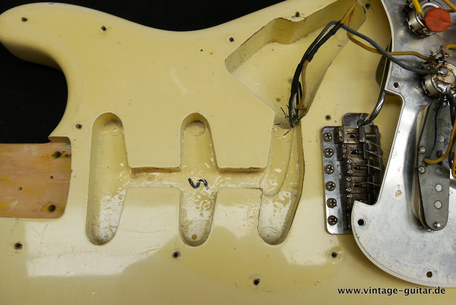 Fender_Stratocaster_olympic_white_refinish_1966-028.JPG