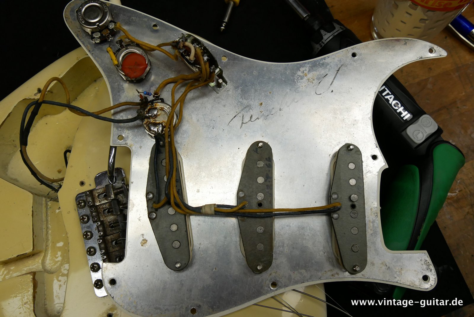 Fender_Stratocaster_olympic_white_refinish_1966-029.JPG