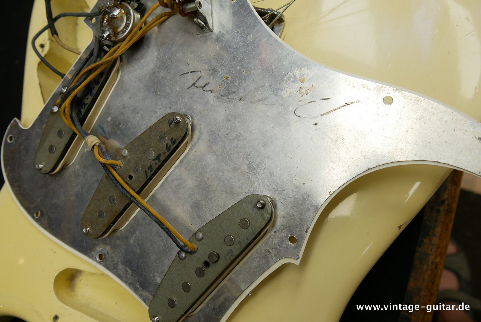 Fender_Stratocaster_olympic_white_refinish_1966-030.JPG