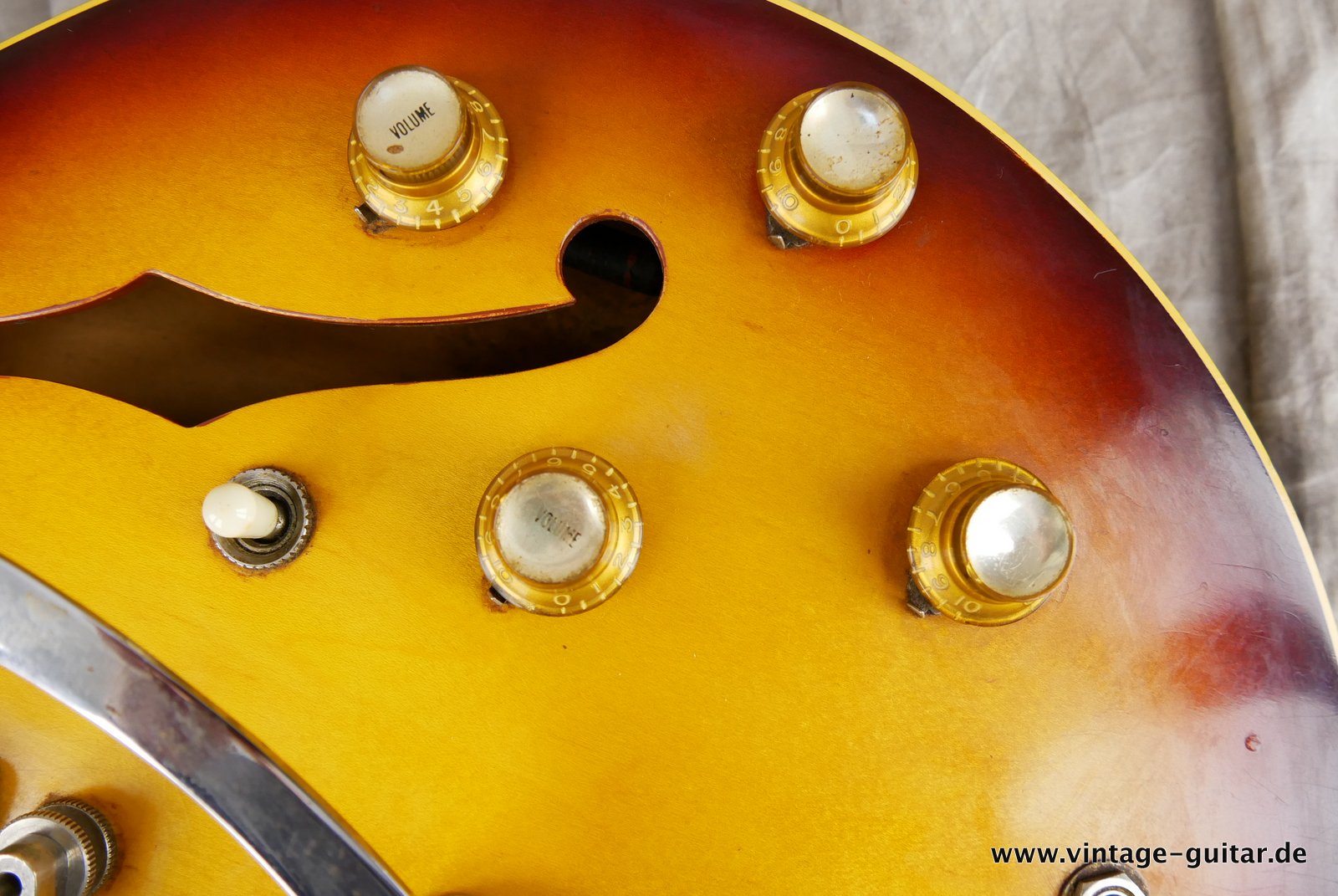 Gibson-ES-330-TD-1963-sunburst-021.JPG