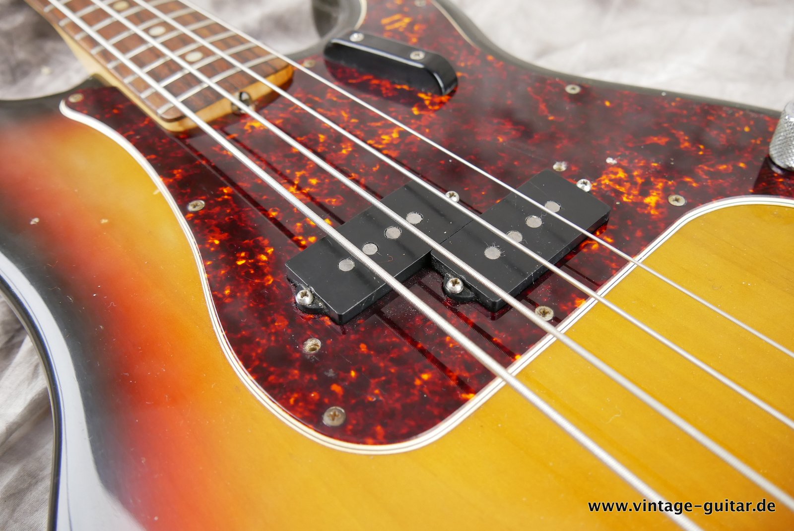 Fender-Precision-Bass-sunburst-1969-017.JPG