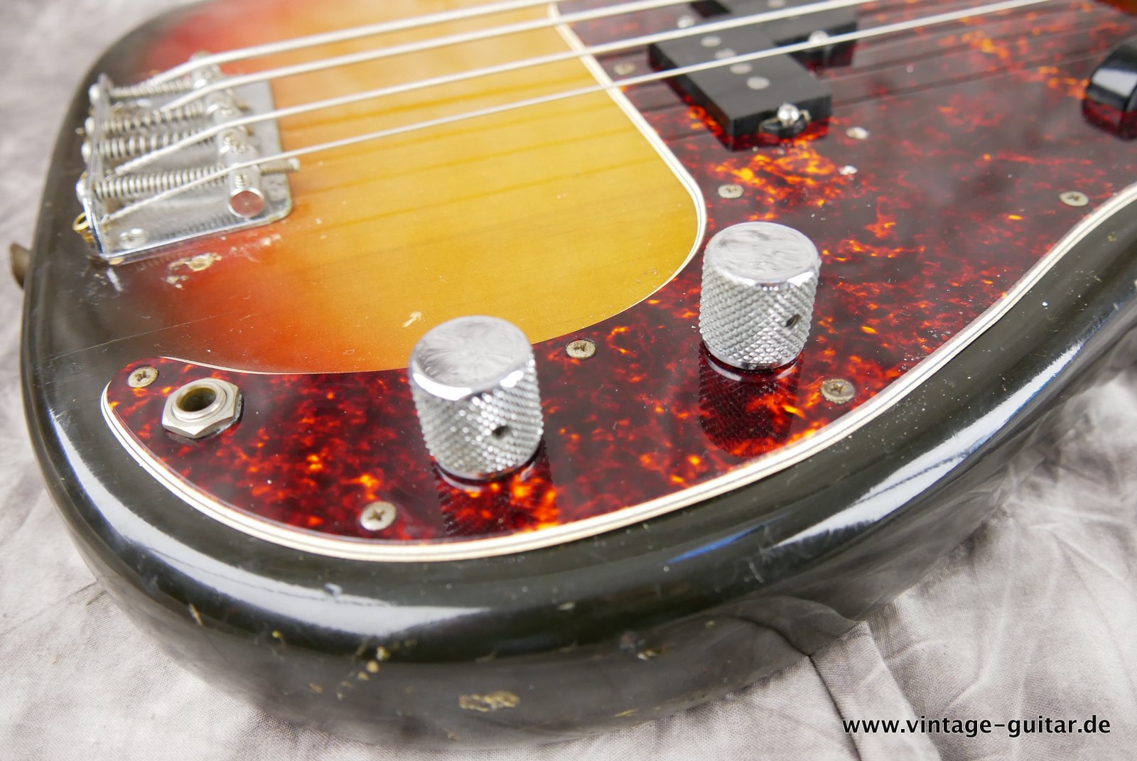 Fender-Precision-Bass-sunburst-1969-019.JPG