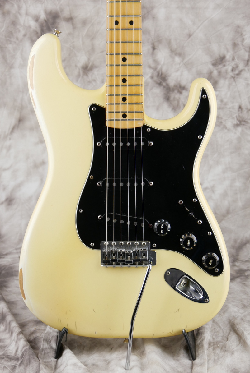 Fender_Stratocaster_black_plastic_parts_olympic_white_1977-003.JPG