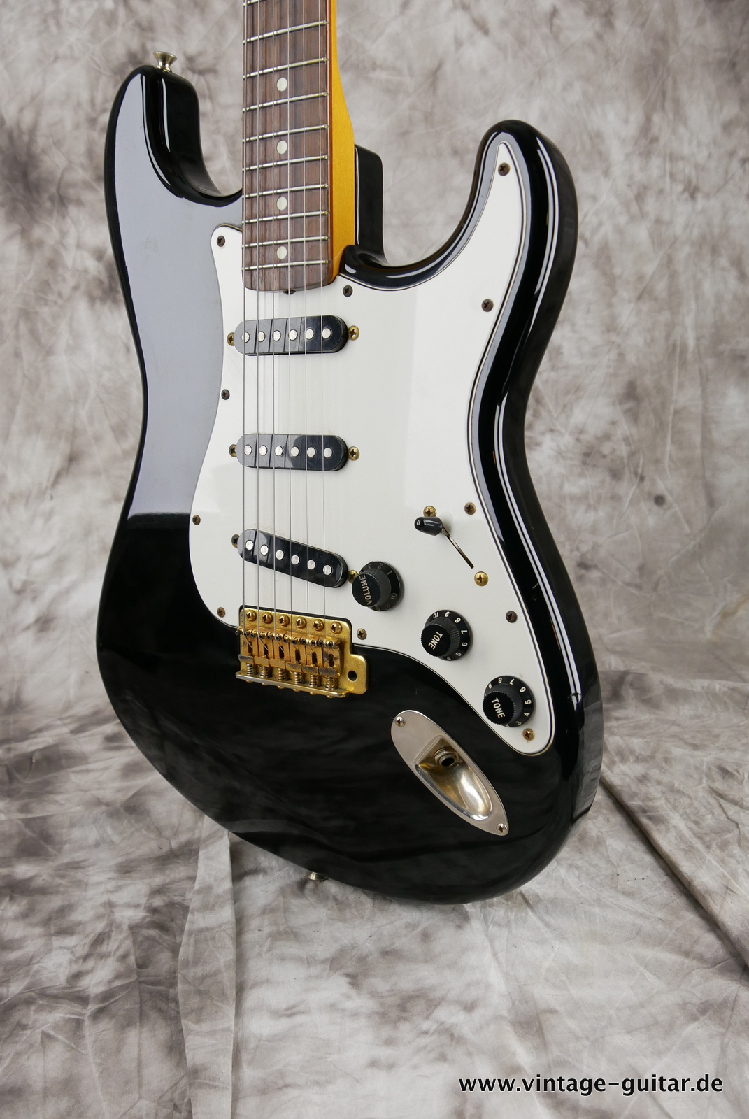 Fernandes-Stratocaster-Style-The-Revival-1980s-black-005.JPG