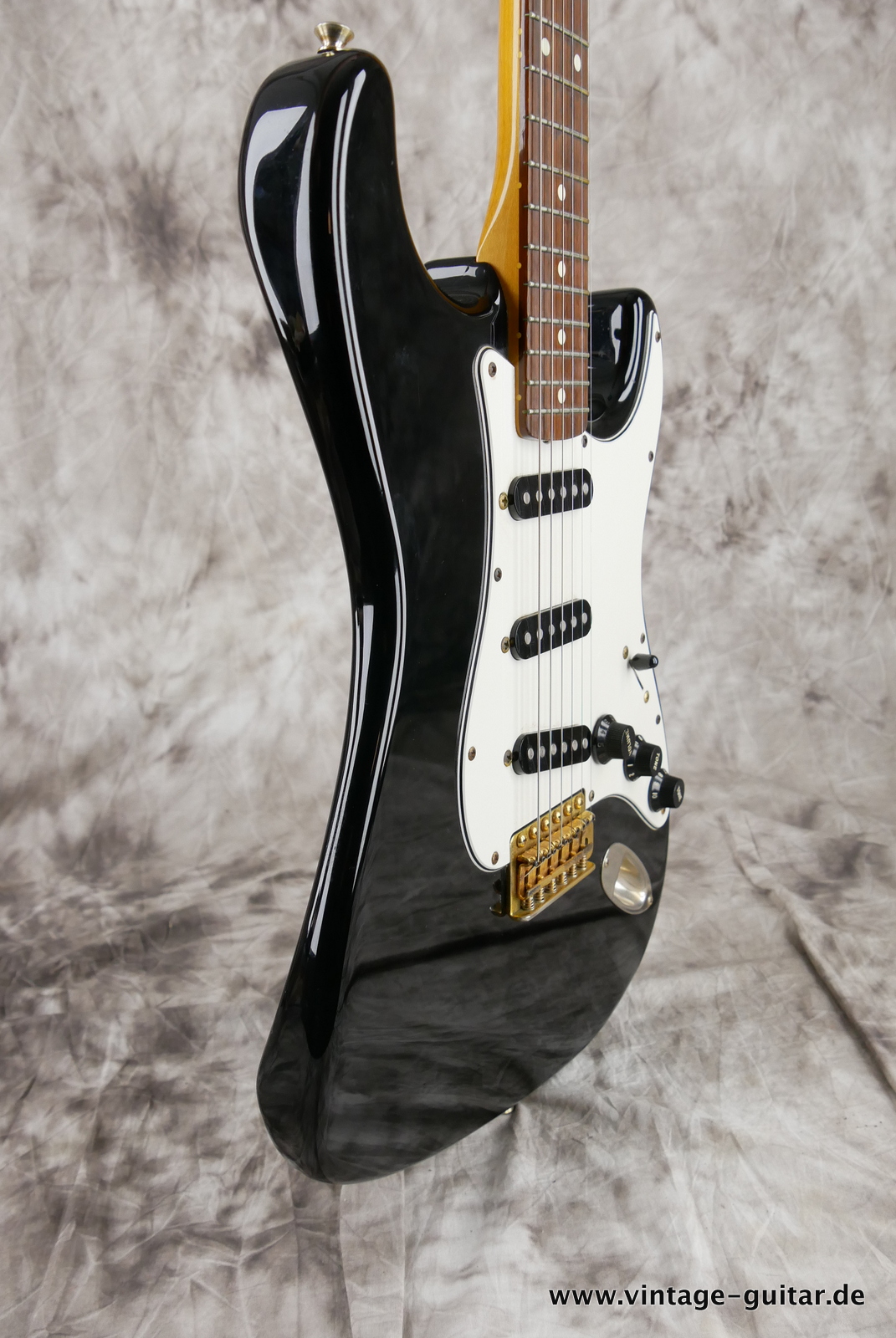 Fernandes-Stratocaster-Style-The-Revival-1980s-black-006.JPG