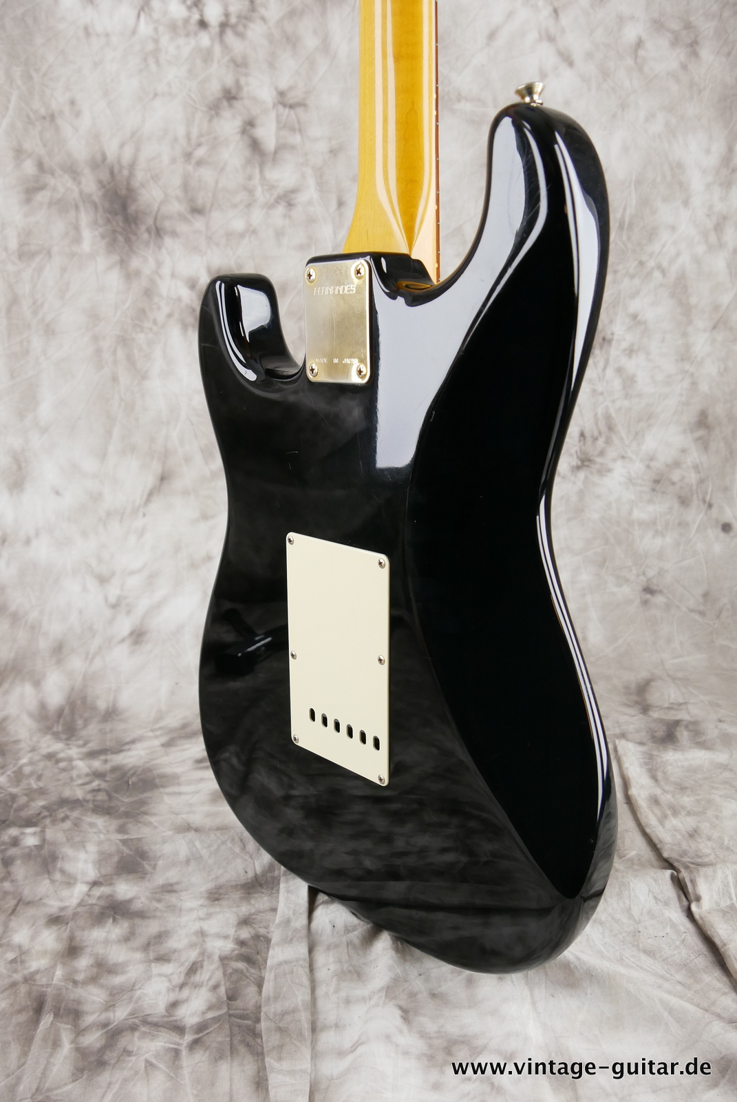 Fernandes-Stratocaster-Style-The-Revival-1980s-black-008.JPG