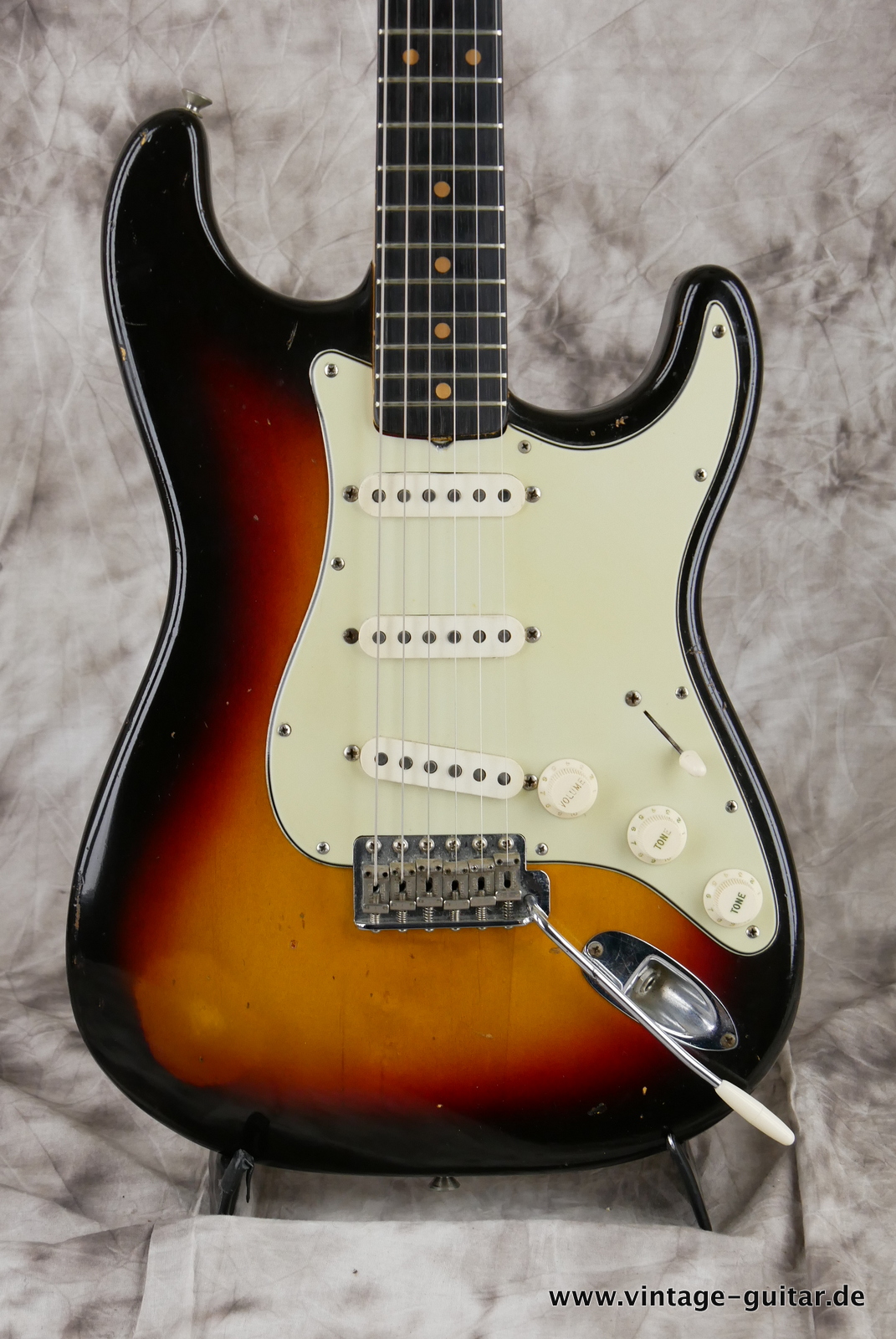 Fender_Stratocaster_sunburst_1963-003.JPG