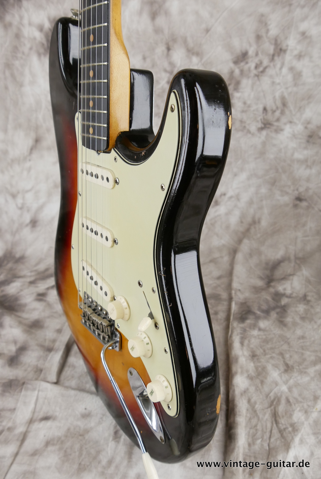 Fender_Stratocaster_sunburst_1963-006.JPG