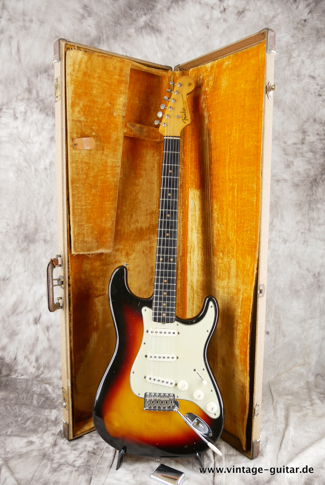 Fender_Stratocaster_sunburst_1963-015.JPG