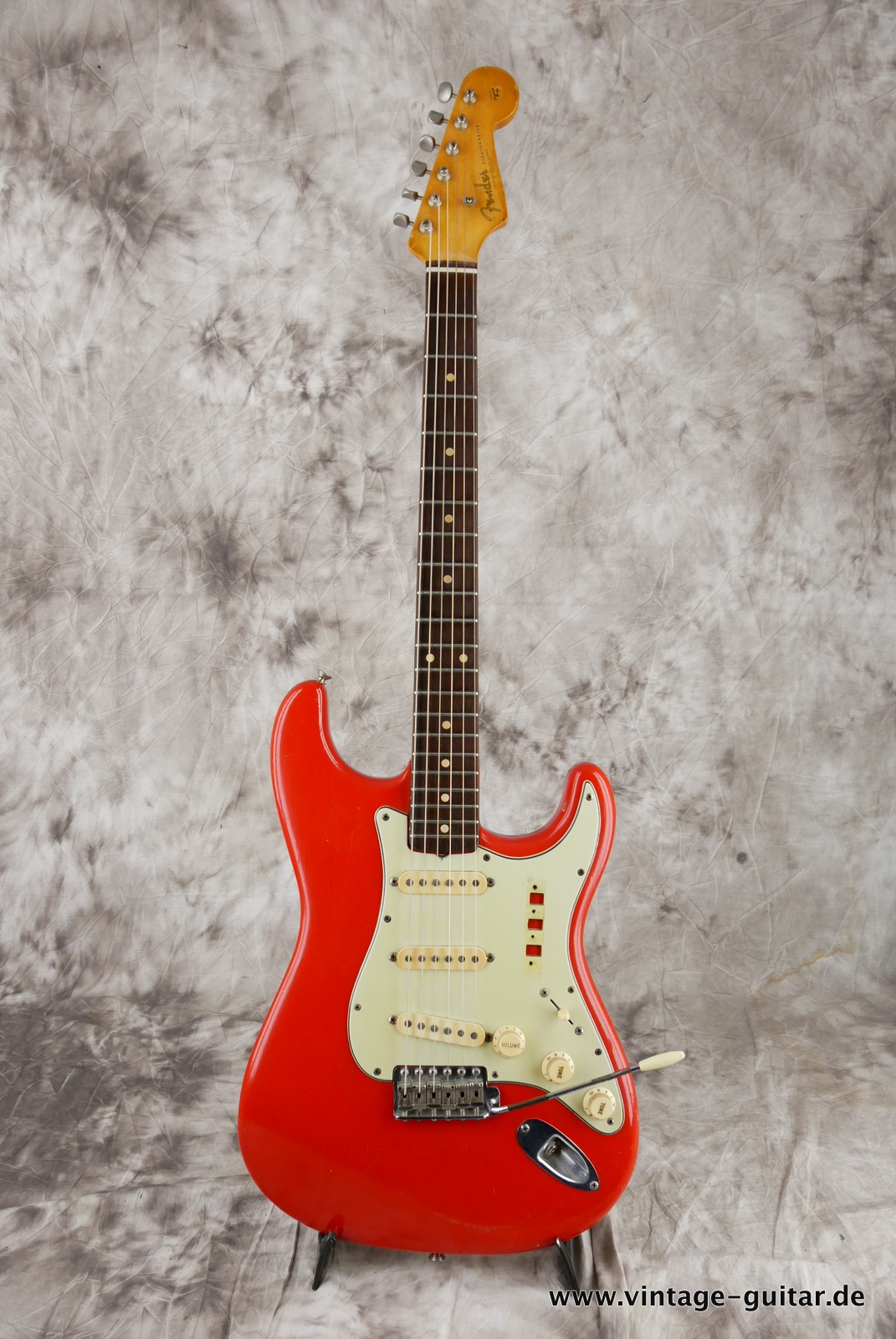 Fender_Stratocaster_fiesta_red_refinished_1961-001.JPG