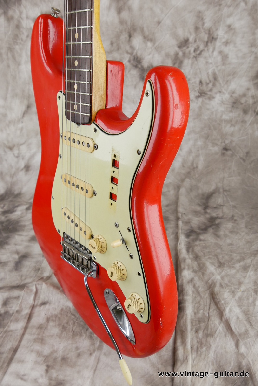 Fender_Stratocaster_fiesta_red_refinished_1961-006.JPG