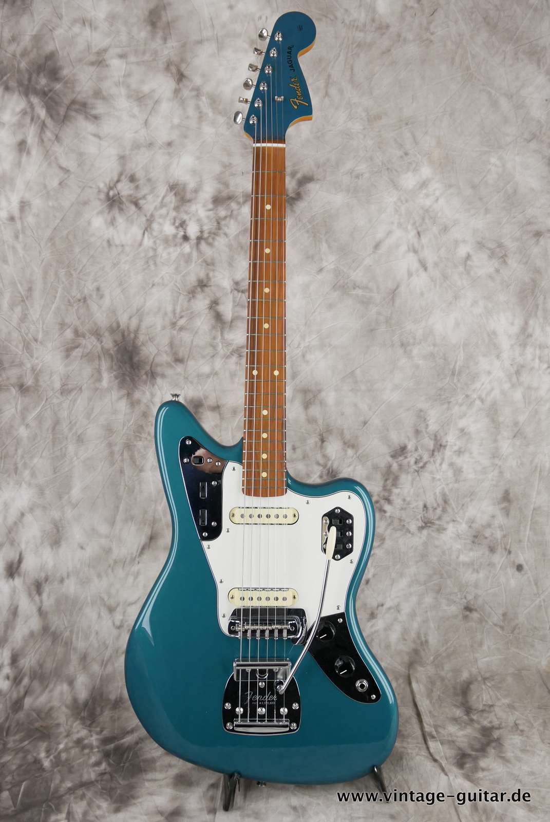 Fender-Jaguar-Vintera-60s-2020-ocean-turquoise-001.JPG
