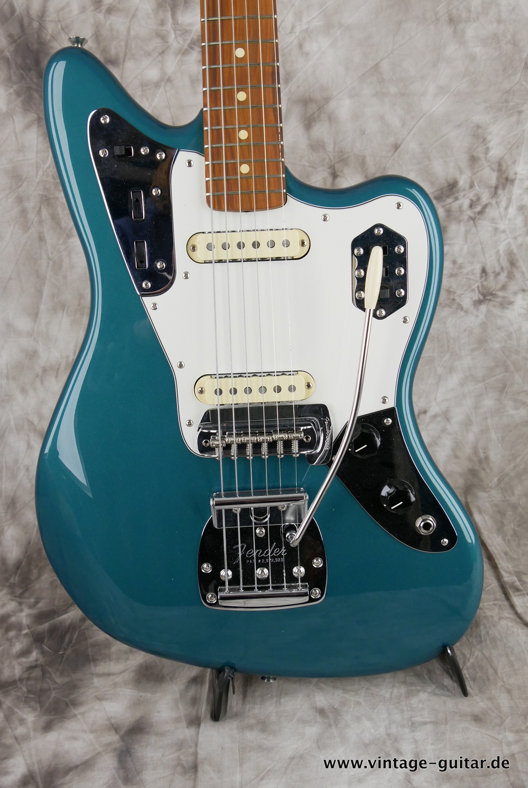 Fender-Jaguar-Vintera-60s-2020-ocean-turquoise-002.JPG