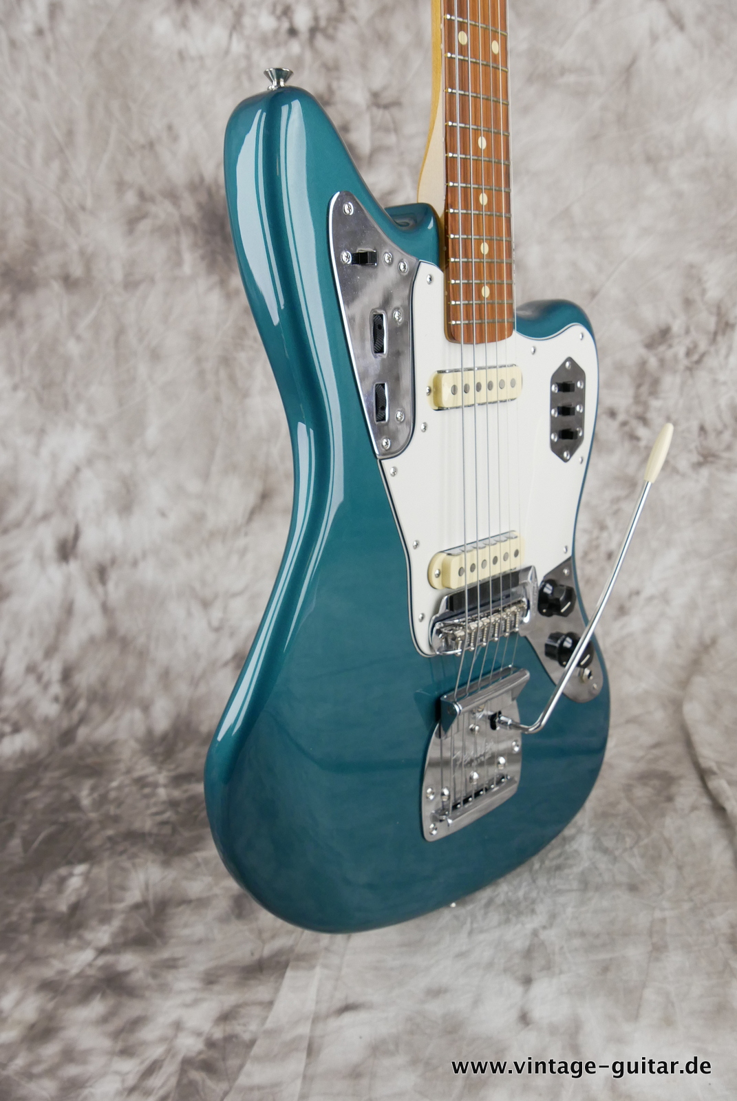 Fender-Jaguar-Vintera-60s-2020-ocean-turquoise-005.JPG
