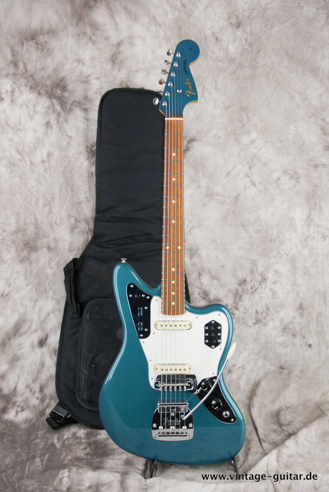Fender-Jaguar-Vintera-60s-2020-ocean-turquoise-013.JPG