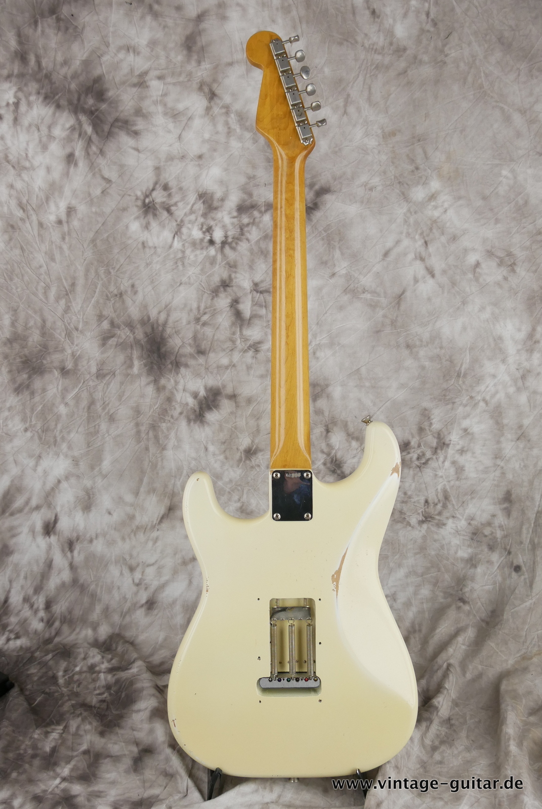 Fender_Stratocaster_pre_CBS_slab_board_olympic_white_refin_1961-002.JPG