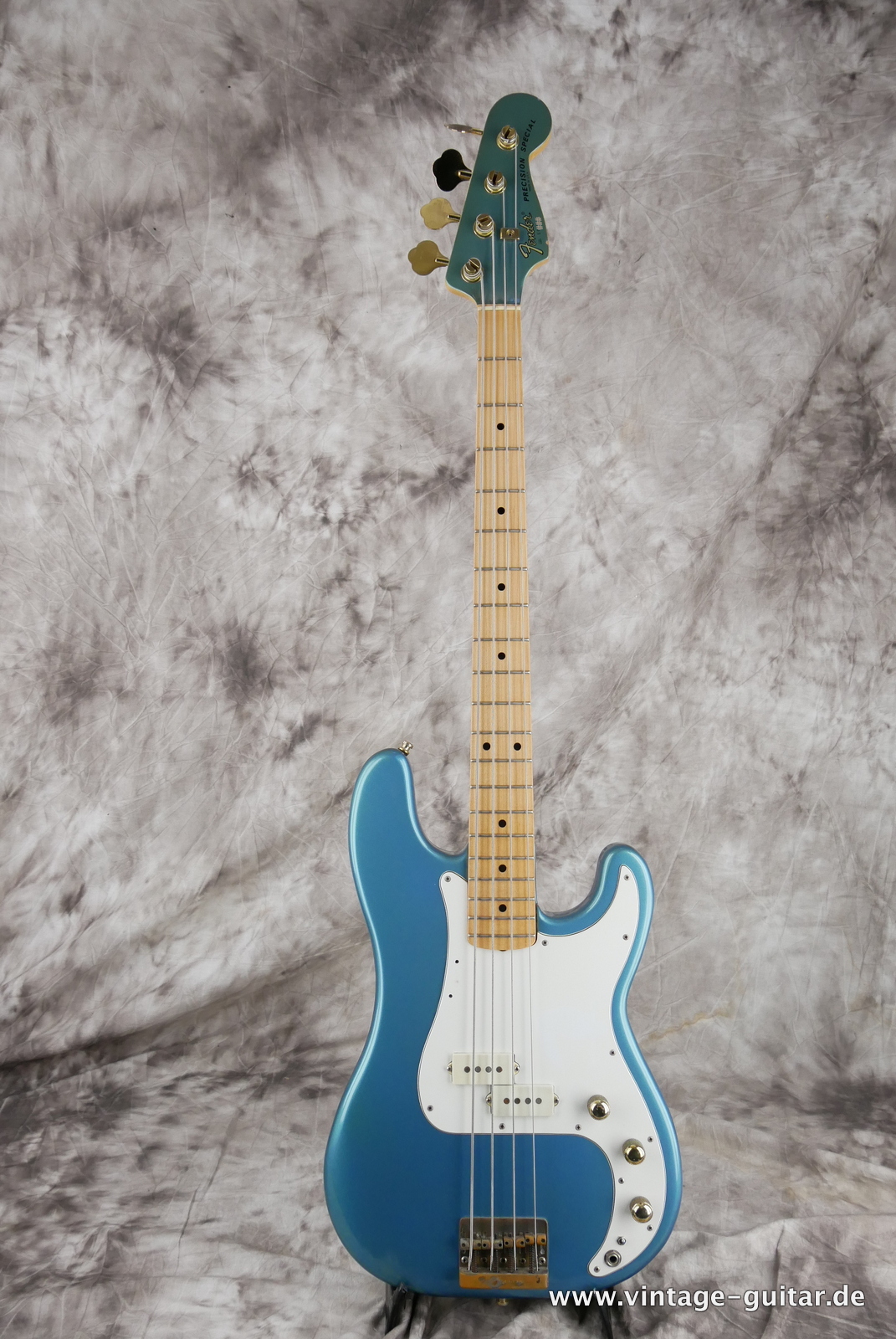Fender_Precision_Special_USA_lake_placid_blue_1983-001.JPG