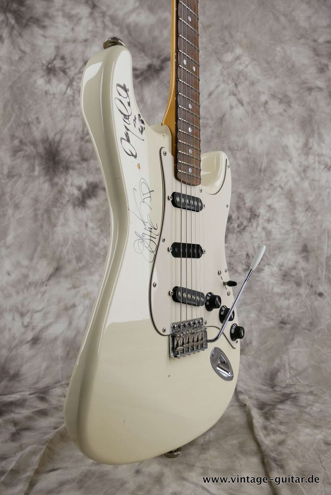 Fender_Strat_Stratocaster_Ritchie_Blackmore_ST-72RB_madeinjapan_1997_olympic_white_singed_scalloped_fretboard-005.JPG