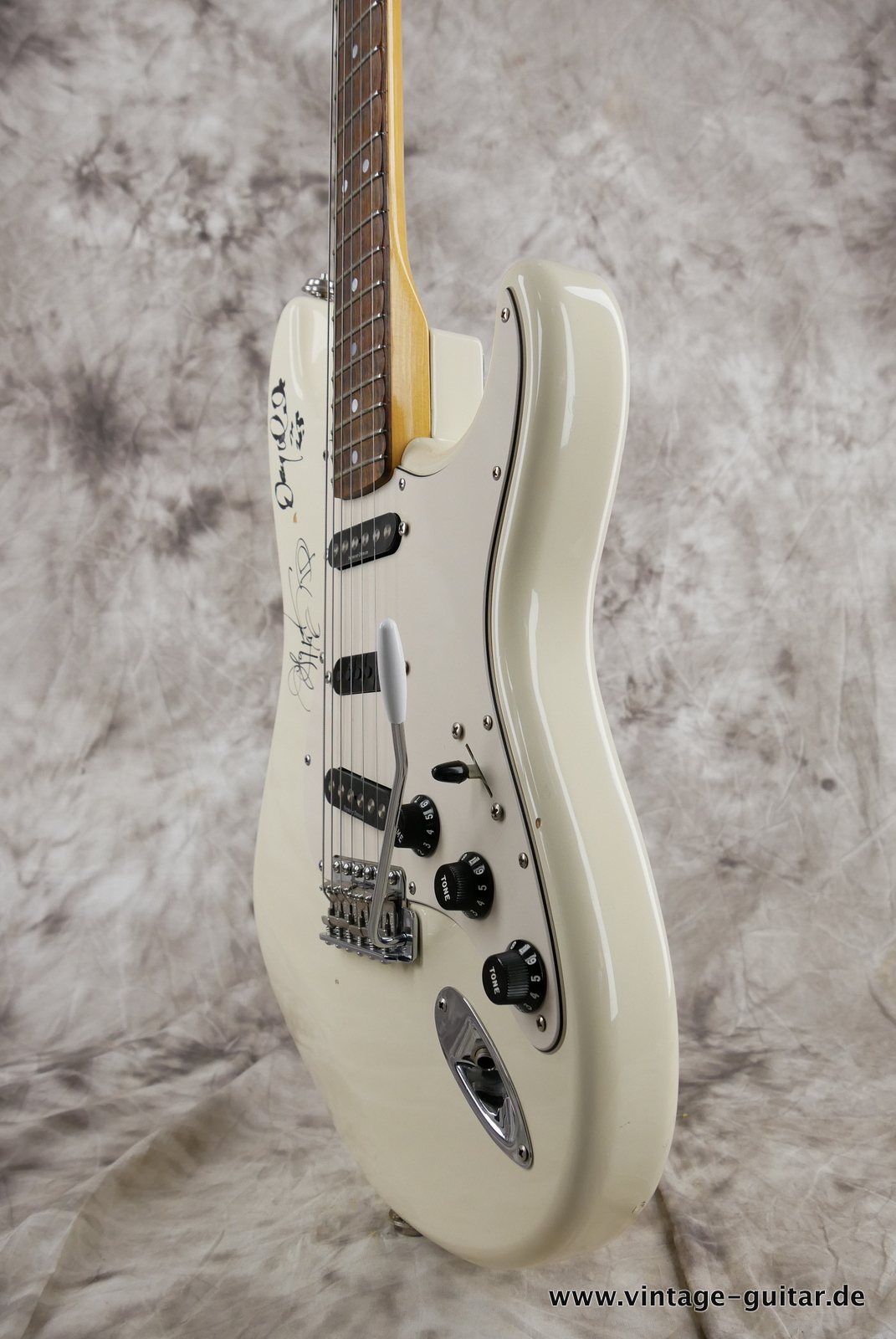 Fender_Strat_Stratocaster_Ritchie_Blackmore_ST-72RB_madeinjapan_1997_olympic_white_singed_scalloped_fretboard-006.JPG