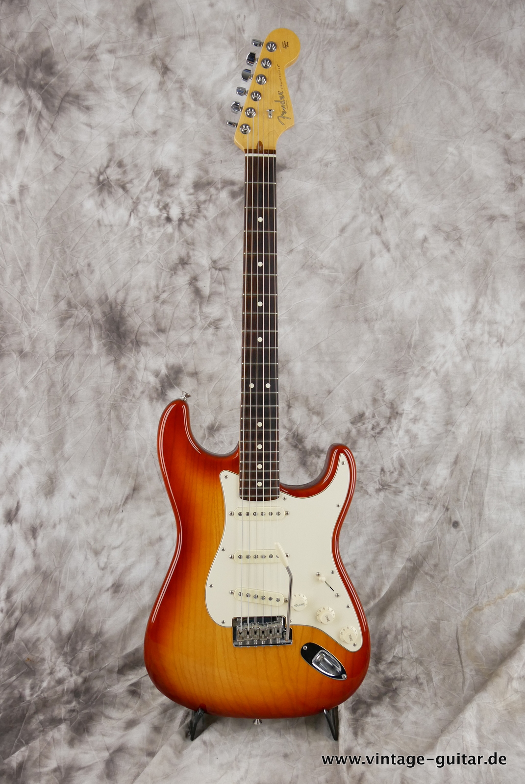 Fender-Stratocaster-American-Pro-I-2017-sienna-sunburst-001.JPG