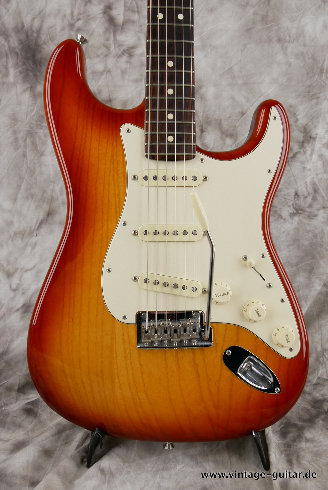 Fender-Stratocaster-American-Pro-I-2017-sienna-sunburst-003.JPG