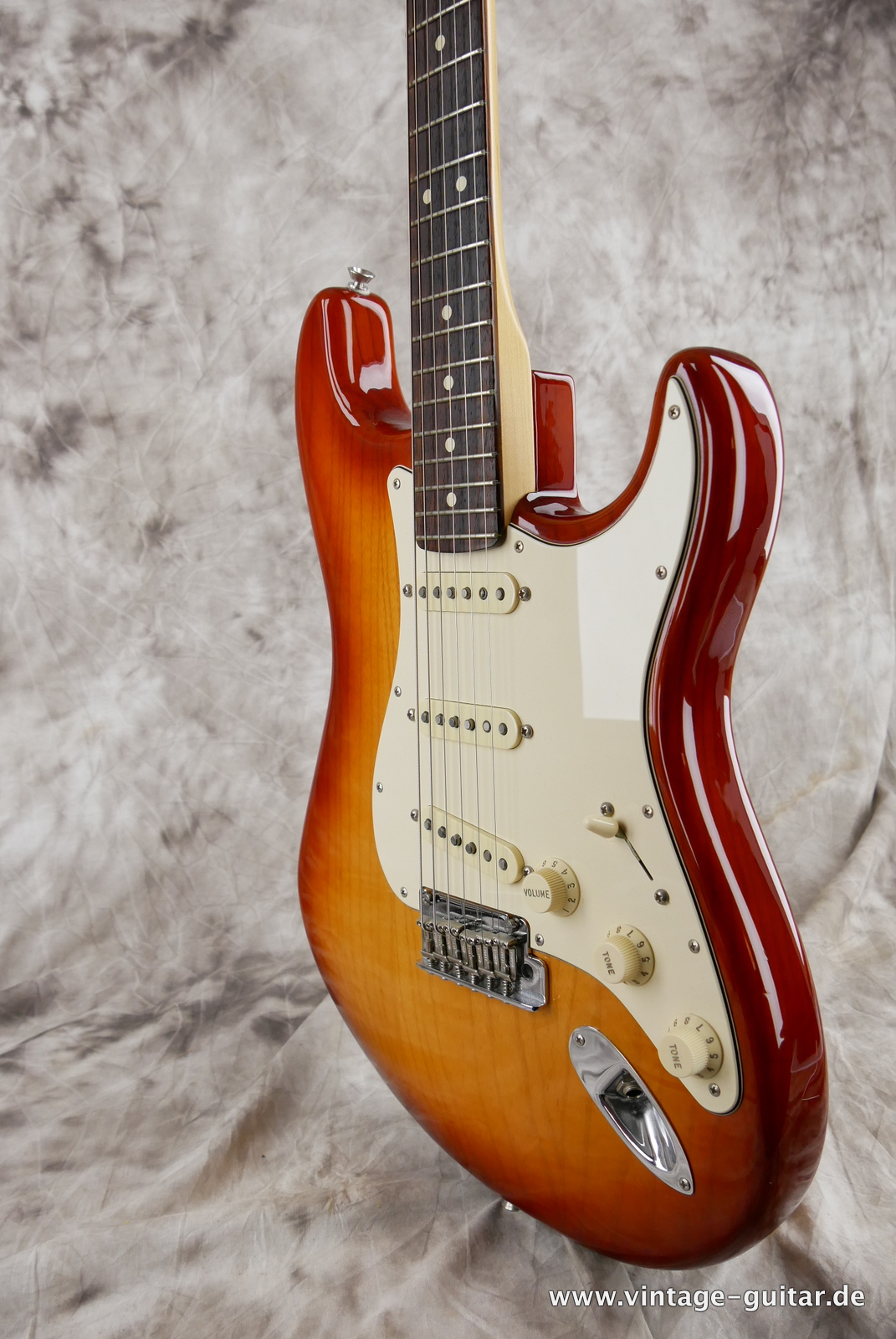 Fender-Stratocaster-American-Pro-I-2017-sienna-sunburst-010.JPG