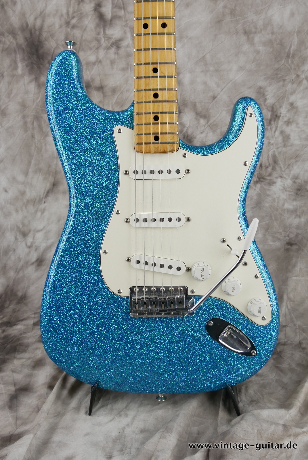 Fender-Stratocaster-1974c-blue-sparkle-003.JPG