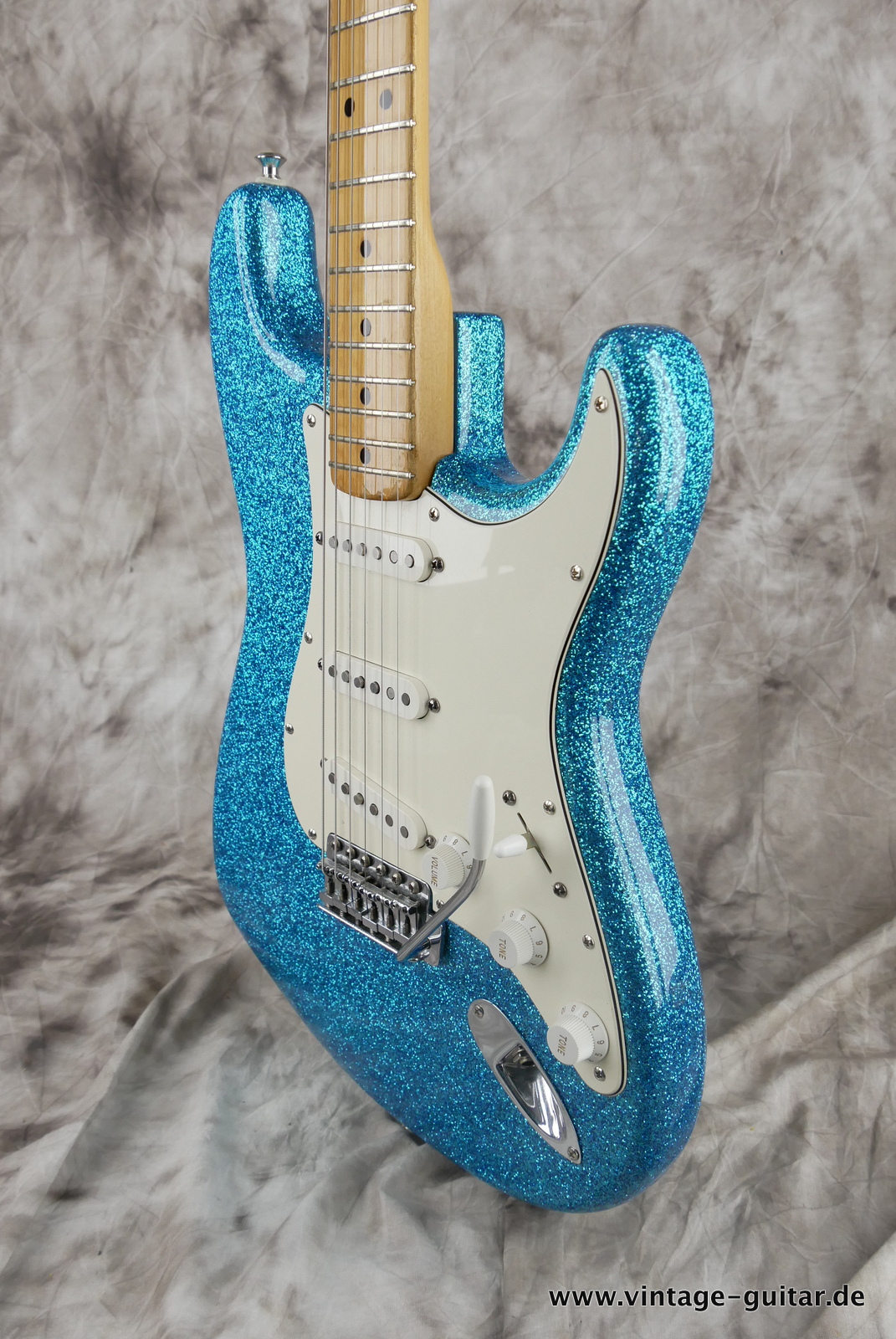 Fender-Stratocaster-1974c-blue-sparkle-010.JPG