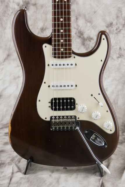 Fender_Stratocaster_Highway_One_USA_mashed_brown_2006-003.JPG