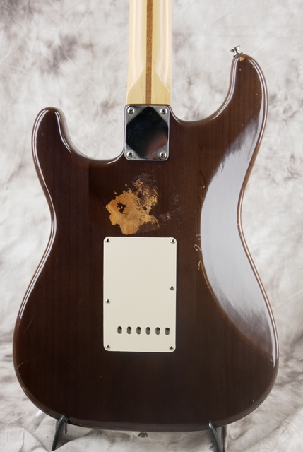Fender_Stratocaster_Highway_One_USA_mashed_brown_2006-004.JPG